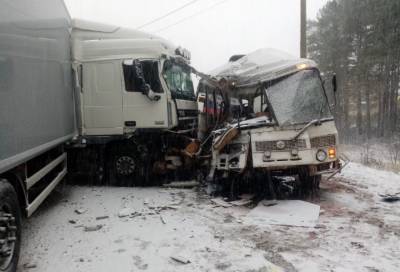 В Лодейном Поле столкнулись фура и автобус, один пассажир погиб — фото