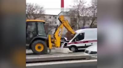 В Москве столкнулись трактор и машина скорой помощи