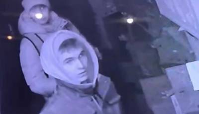 Харьковские подростки устроили "пожар" в подъезде и убежали, видео: "Пламя быстро распространилось и..."