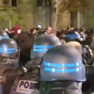 На протестах в Париже полиция применила водометы и слезоточивый газ