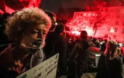 В Париже протестующих разогнали водометами