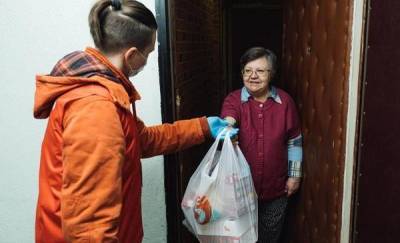 Пожилым тюменцам лекарства и продукты доставляют на дом. Как получить помощь?