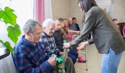 В Тюменской области пожилым людям будут помогать ещё 2000 волонтёров