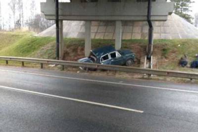 В Тверской области автомобиль вылетел с дороги и врезался в опору моста