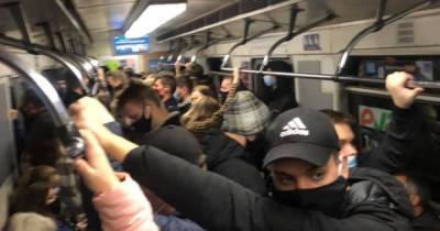 Зато карантин выходного дня. Киевлянин поделился фото толпы в киевском метро