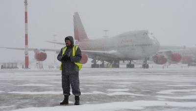 В Петербурге из-за снегопада не смогли приземлиться 11 самолетов