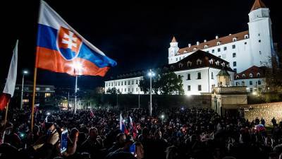 Тысячи людей вышли на акцию против "коронавирусного террора" в Братиславе