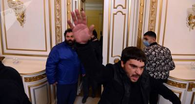 СНБ Армении опознала более 70 участников погромов в парламенте и правительстве