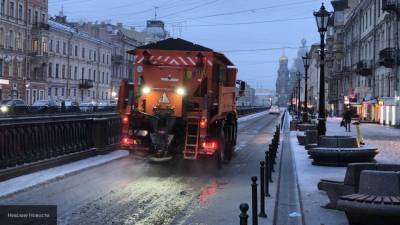 Дворники и спецтехника вышли убирать Петербург от первого снега