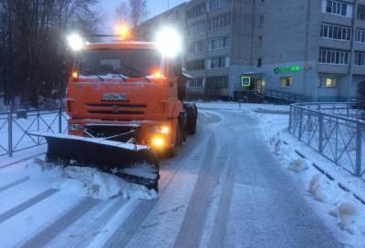Почти 400 техники вышли на борьбу со снегом на федеральных трассах в Ленобласти и Петербурге