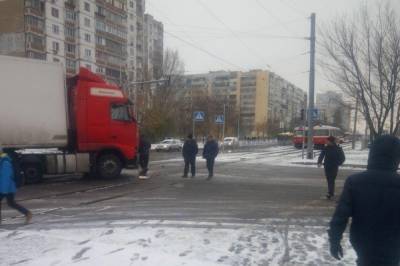 В Киеве фура парализовала движение транспорта, выехав на трамвайные пути