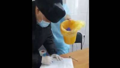 Полицейские во время проверки в поликлинике Петропавловска заявили, что медики были без перчаток, но сами не сняли шапки