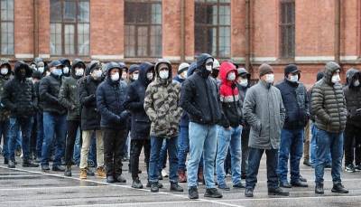 Число работающих мигрантов в Петербурге уменьшилось за год в три раза
