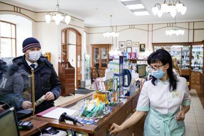 Депутаты пришли в аптеки Челябинска за лекарствами от COVID-19, но нашли их не везде