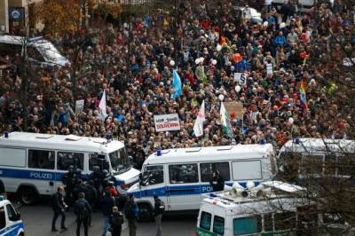 В Берлине толпа протестующих требует пропустить их к зданию парламента