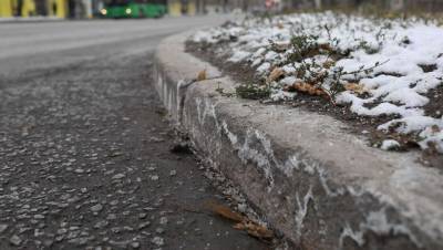 Белая корка образовалась на дорогах Алматы. В акимате рассказали, чем обрабатывают улицы