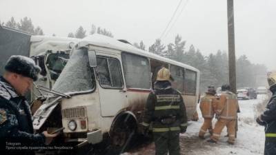 Свыше десяти человек госпитализированы после ДТП с автобусом в Ленобласти