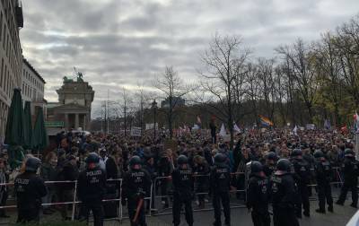 В Берлине выступают против введения карантина, полиция применила водометы