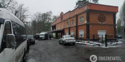 У большинства умерших был COVID-19. СМИ сообщили о большом количестве катафалков возле морга в Киеве