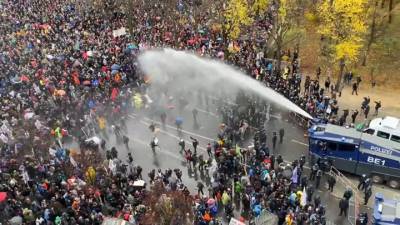 Берлинская полиция разгоняет протестующих газом и водометами возле бундестага