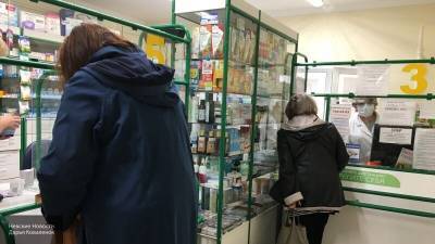Путин призвал не винить граждан в высоком спросе на препараты от COVID-19