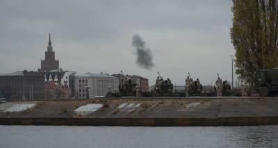 В Риге военные корабли и стрельба из пушек вместо самолетов НАТО и вертолетов из СССР