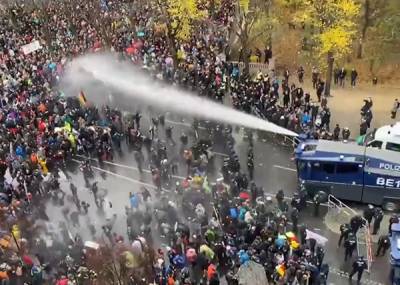 В Берлине полиция применила водометы на демонстрации против карантинных мер
