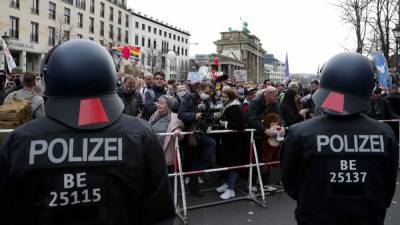 Впервые за несколько лет: в Берлине полиция водометами разогнала протестующих против карантина