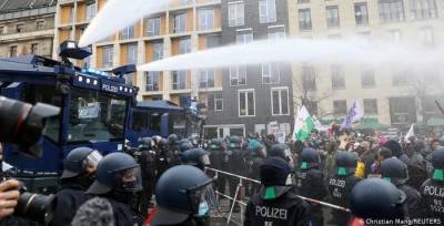 Немецкая полиция разогнала водометами акцию COVID-диссидентов