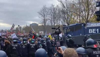 Полицейские Берлина применили водомёты и слезоточивый газ на митинге против карантинных мер