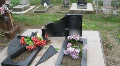 В Запорожской области на кладбище вандалы разрушили десятки памятников
