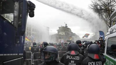 Берлин: протесты против карантина и ограничений