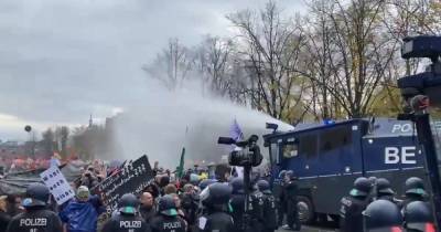Полиция в Берлине применила водометы и газ против COVID-отрицателей