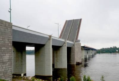 Разводку Ладожского моста в Ленобласти перенесли из-за сильного ветра