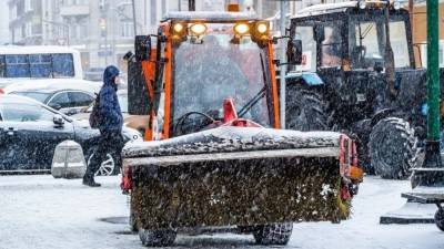 Снегопад в Петербурге чистили 600 единиц техники
