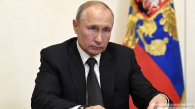 Путин поручил усилить финансирование регионов для доплат медикам