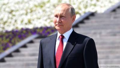Путин поручил ввести денежное поощрение студентам-медикам