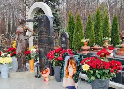 Фанаты негодуют: могилу Жанны Фриске веселенько разукрасили новогодней мишурой