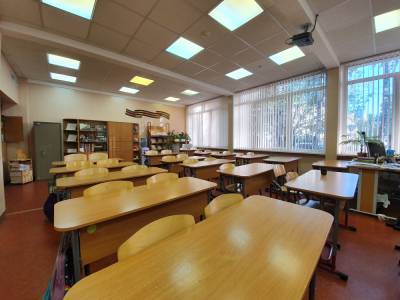 Большинство российских школ продолжают работать в очном формате