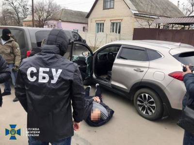 На Харьковщине группа людей терроризировала местных жителей: угрожали смертью