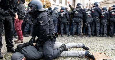 Почти 200 человек задержаны на акции против карантина в Берлине
