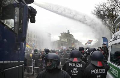 В Берлине полиция применила водометы и газ против COVID-протестующих