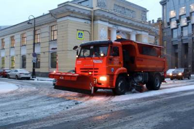 Первый снег в Петербурге убирали более 900 машин и 8 тысяч дворников
