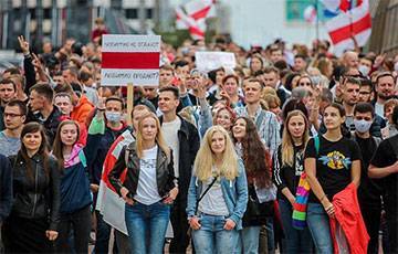 Как протестующие в Беларуси обставляют силовиков