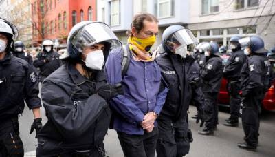 В Берлине протестуют против усиления карантина: полиция применила водометы