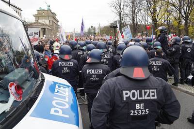 В Берлине протестующих против карантинных мер разогнали водометами
