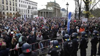В центре Берлина несколько тысяч человек протестуют против коронавирусных мер