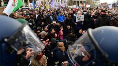 Берлин восстал против новых ограничительных мер: бунт, водометы, полиция