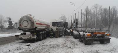 Два грузовика столкнулись на скользкой дороге в Карелии (ФОТО)