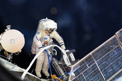 Российские космонавты открыли запечатанный 11 лет назад люк